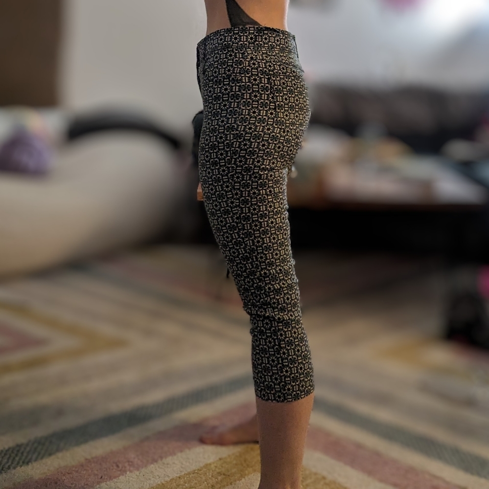 Patterned Capris - Picture 5 of 7